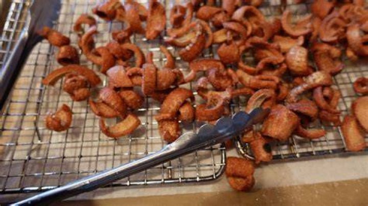 How are cracklings made