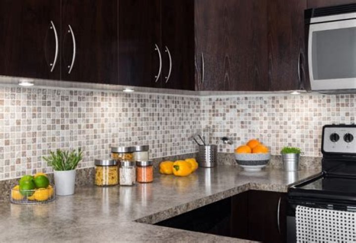 How do you brighten up a dark kitchen countertop